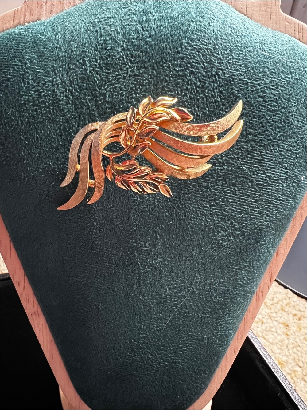 Crown TRIFARI Gold Tone Brooch - Picture 1 of 4